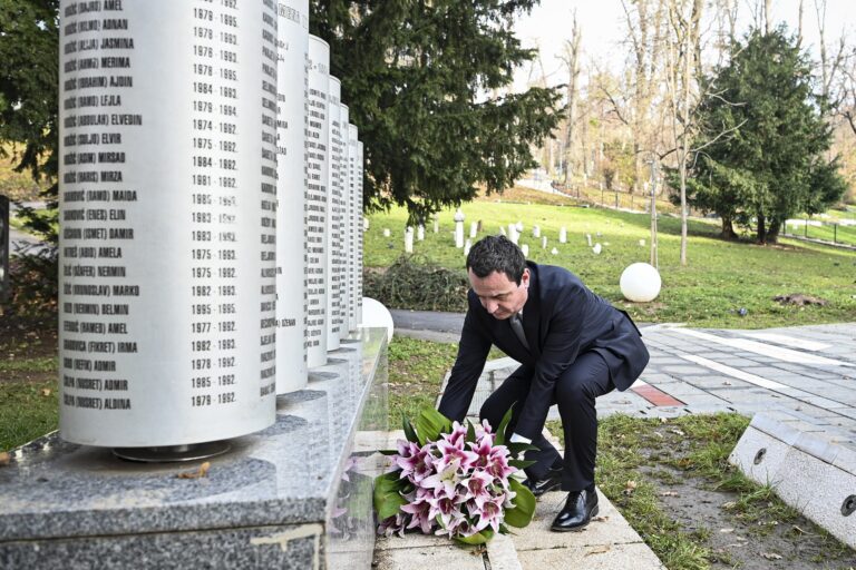 Kryeministri Albin Kurti bëri homazhe pranë Memorialit të Fëmijëve të Vrarë gjatë Rrethimit të Sarajevës