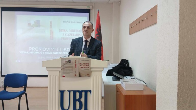 Profesorë, gazetarë dhe studentë marrinë pjesë në promovimin e librit “Etika, mburojë e gazetarisë profesionale” të autorit Mr.sc. Musa Sabedini