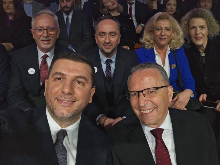 Këngëtarët dhe artistët në udhëkryq : Mashtrim apo degjenerim i vlerave kulturore për shkurtpamësi politike?