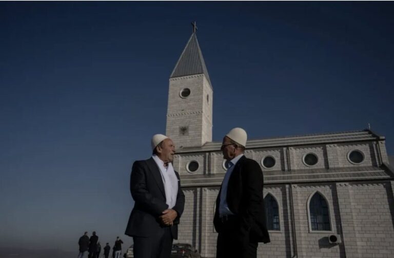 NYT: Një lëvizje drejt krishtërimit “në një tokë myslimane”
