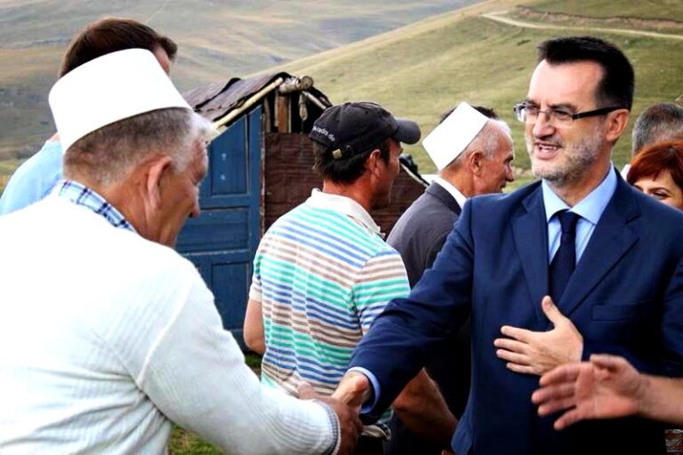 Kur Ferid Agani ishte ministër i shëndetësisë së Kosovës në Qeverinë Thaçi, në vitin 2010