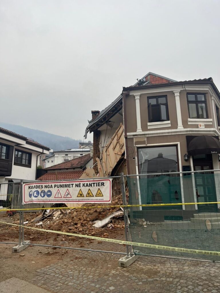 Shembet muri i një ndërtese në Qendrën Historike, institucionet nuk ndërmorën masa emergjente mbrojtëse