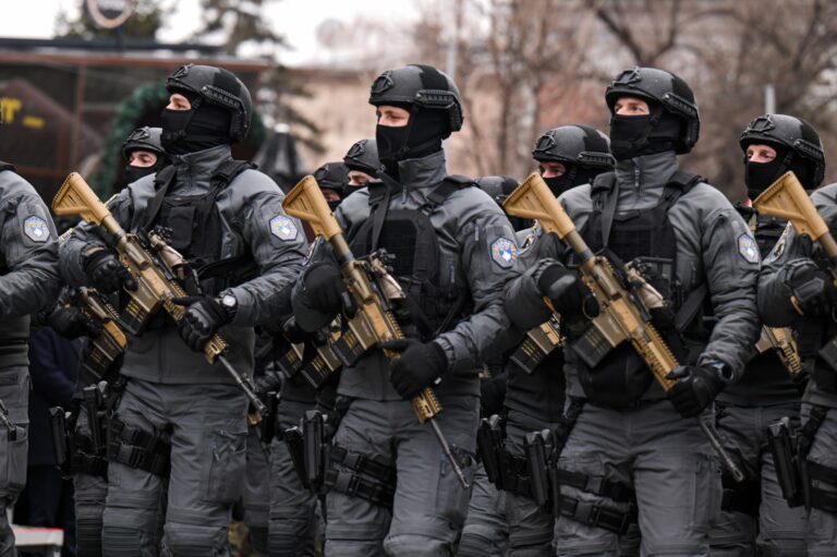 Kryeministri Kurti mori pjesë në parakalimin e trupave të Forcës së Sigurisë së Kosovës dhe njësive të Policisë së Kosovës për nder të 17-vjetorit të shpalljes së Pavarësisë