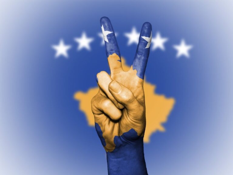 Me emblemë të UÇK-së kundër Festës së Pavarësisë së Kosovës, le të dihet e kuptohet prej të gjithëve se kjo nuk kalon