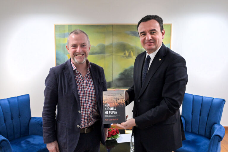 Kryeministri Kurti mirëpriti ish-oficerin e ushtrisë britanike dhe Trupave të Mbrojtjes së Kosovës (KPC), gazetarin dhe shkrimtarin, Ade Clewlow