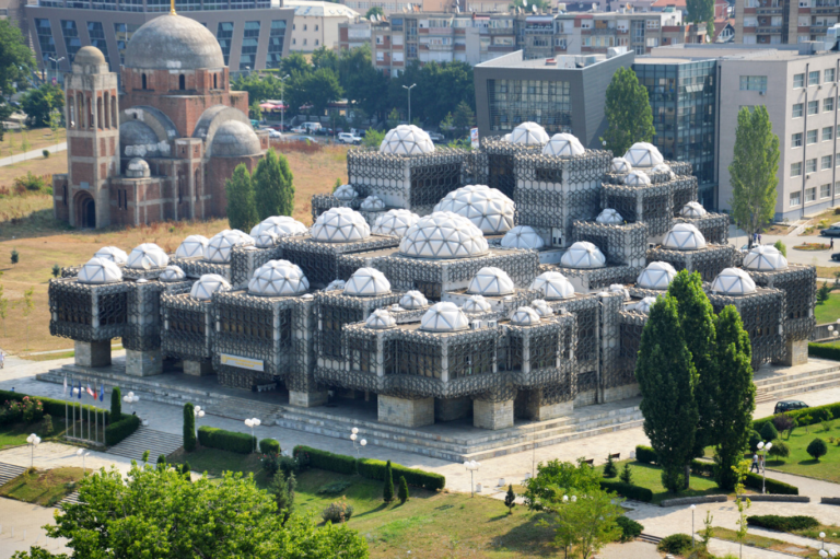 Deri kur do të lëshojë rrënjë kisha politike e ndërtuar në kampuset e Universitetit të Kosovës?!…