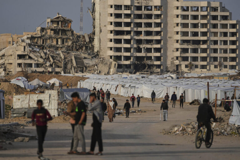 Palestinezët demonstrojnë kundër Hamasit – kërkojnë fundin e luftës