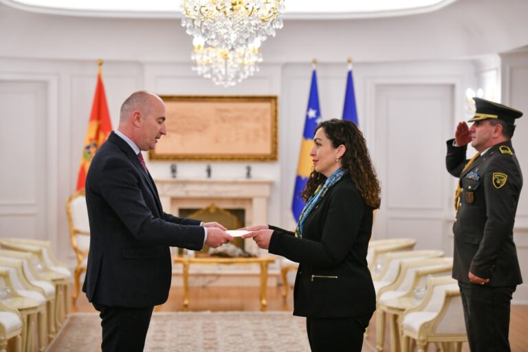 Presidentja Vjosa Osmani pranoi letrat kredenciale nga ambasadori i ri i Malit të Zi, Bernard Çobaj