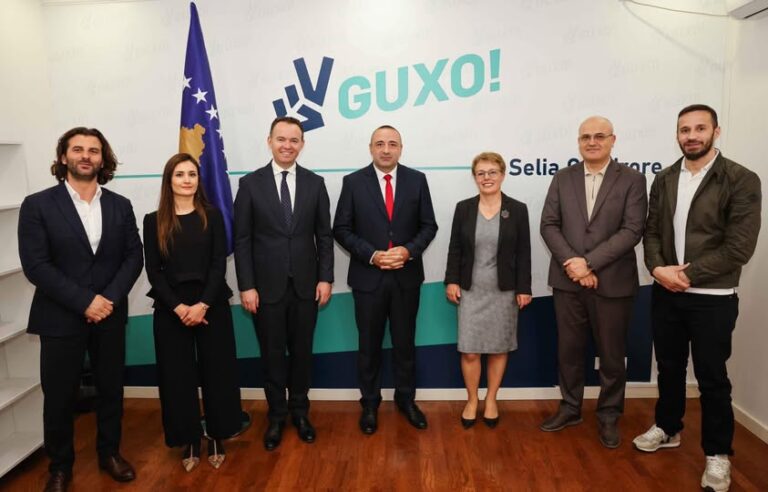 Në një shoqëri ende të mbërthyer nga korrupsioni, refuzimi për t’u bërë pjesë e sistemit të vjetër shpesh ndëshkohet