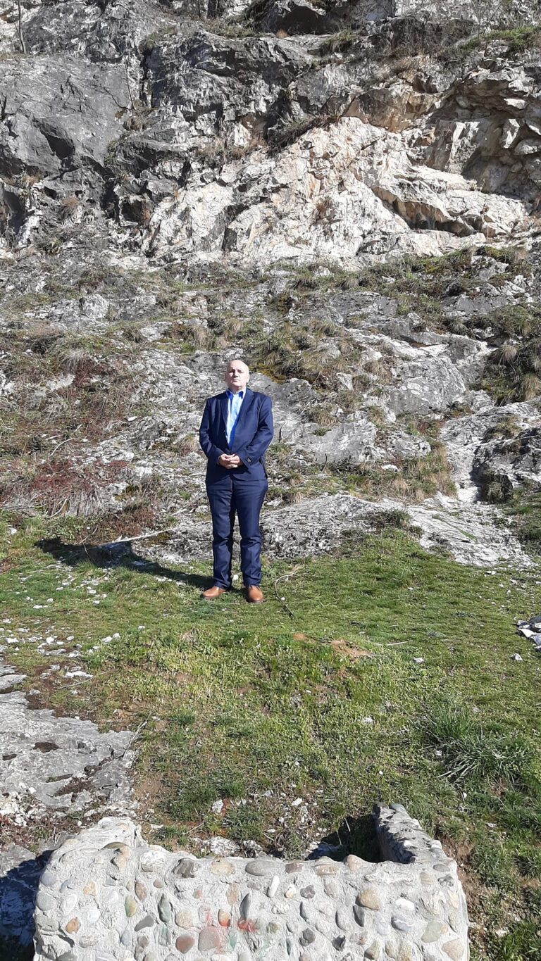 Malli për ta ndëgjuar këngën e pakënduar