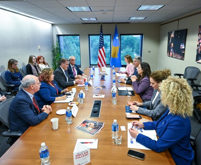 Presidentja Vjosa Osmani takon Delegacionin e Kongresit Amerikan