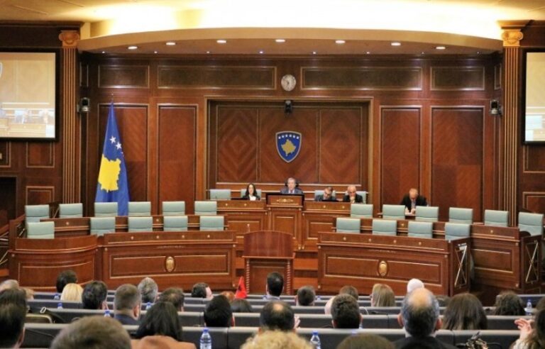 Pas tymit të bardhë në Vatikan, retë e zeza sërish mbuluan Kuvendin e Kosovës!