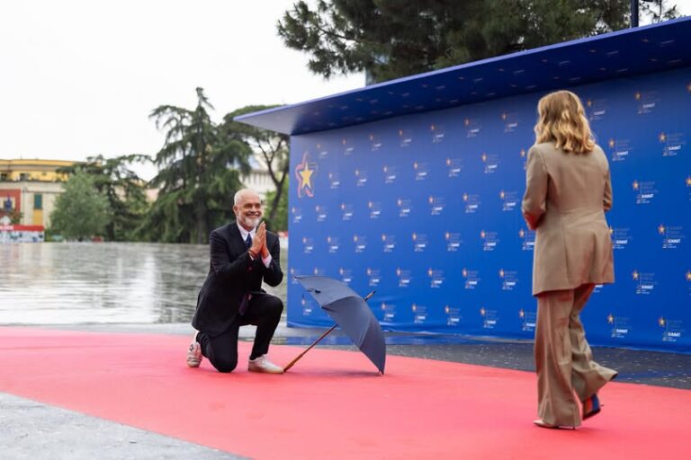 Edi Rama, “ajetullahu” i shqiptarëve, apo mjeshtër par exelent i mashtrimit dhe i përçarjes!