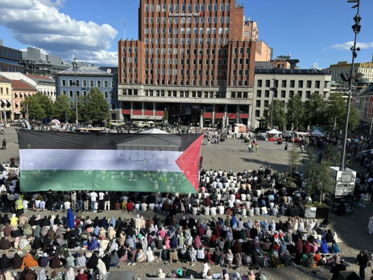 Shikoni videon: Tubim Islam në Oslo – 2000 të pranishëm dhe dëgjohen thirrjet për lutje