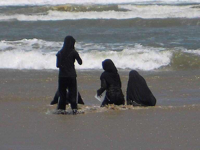 Gratë në Siri duhet të veshin burkini në plazh