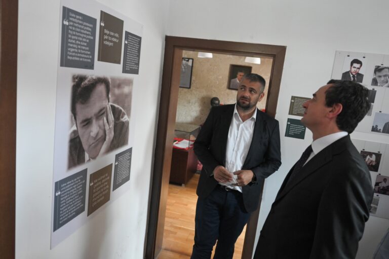 Kryeministri Albin Kurti vizitoi Shtëpinë Muze të Ukshin Hotit