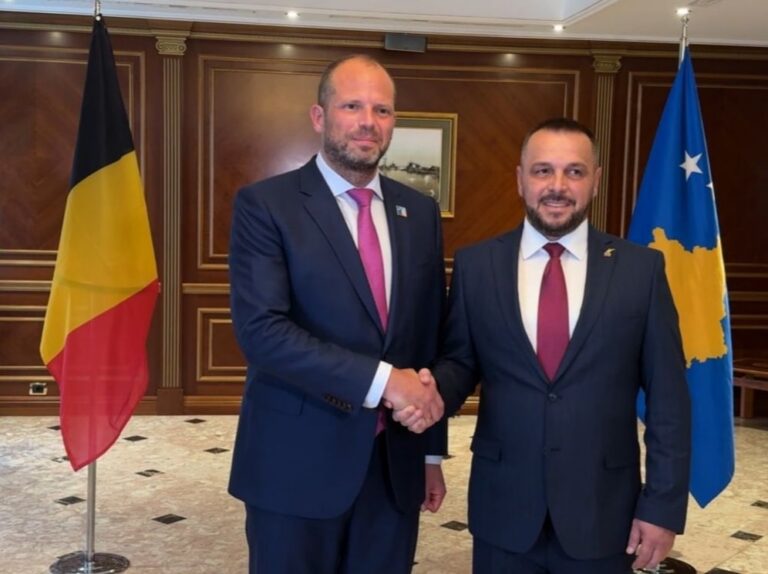 Belgjika njeh zyrtarisht atasheun e mbrojtjes së Kosovës në Bruksel