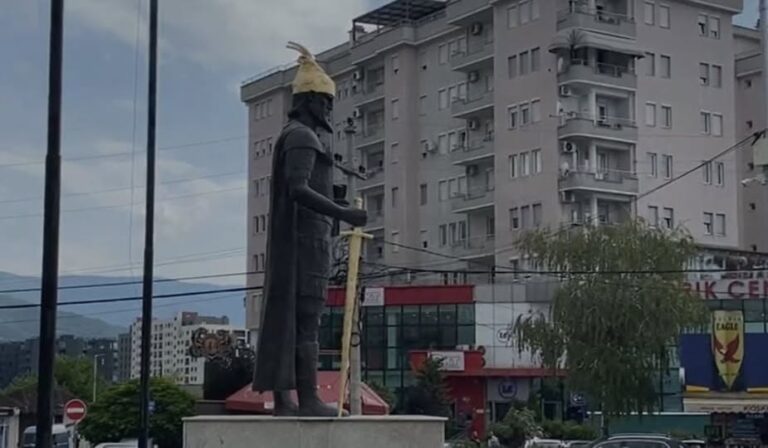 Dëmtimi i shtatores së Gjergj Kastriotit në Prizren, është një sinjal i qartë i përshkallëzimit të një lufte të padukshme ndaj Republikës së Kosovës