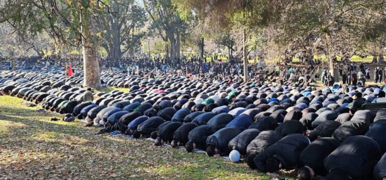 Australianët janë të tronditur nga fotografitë dhe videot e mijëra muslimanëve që rrethojnë Katedralen St Patrick në Melbourne gjatë një parade islame