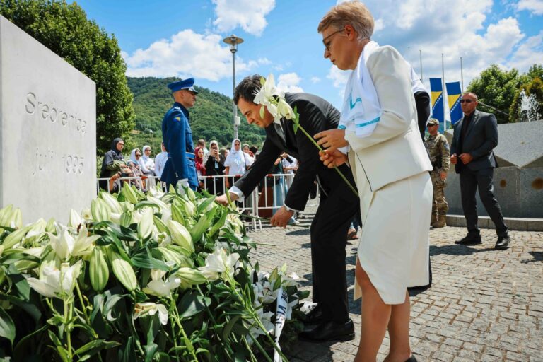 Kryeministri Kurti mori pjesë në ceremoninë e shënimit të 30-vjetorit të gjenocidit të Srebrenicës në Qendrën Memoriale në Potoçari