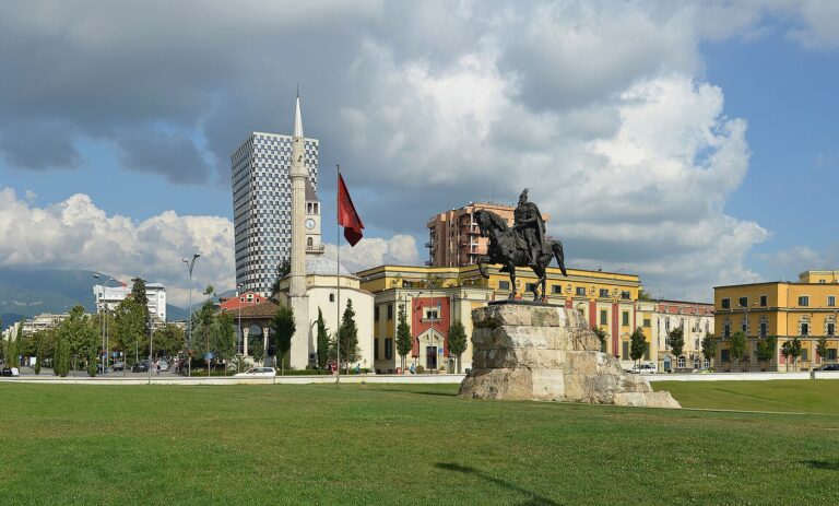 A ka Shqiptarë në Shqipëri?