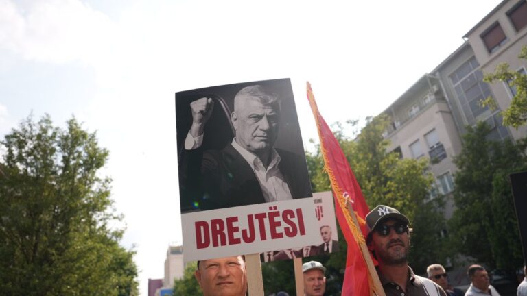 Një protestë e marrë peng