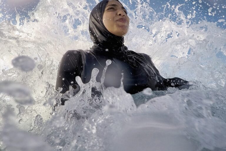 Austri: Klani bllokon garderoben publike të zhveshjes kur një grua me burkini duhej të ndërrohet