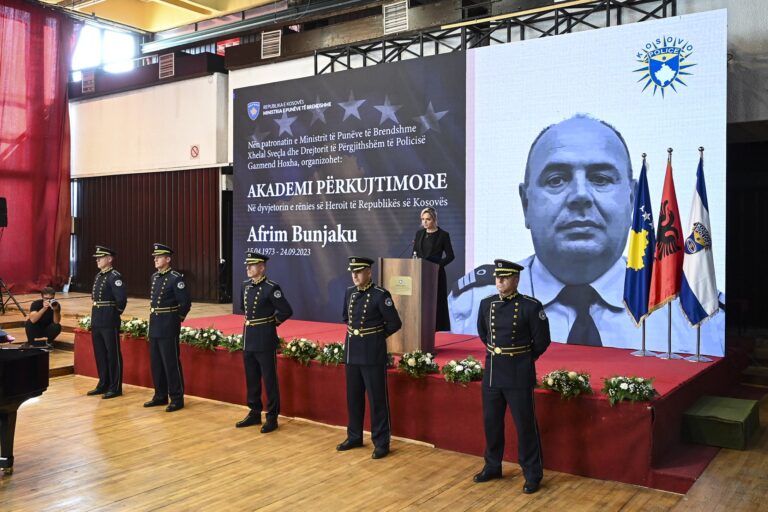 Presidentja Vjosa Osmani dhe Kryeministri Albin Kurti e përkujtojnë policin Afrim Bunjaku në dy vjetorin e vrasjes