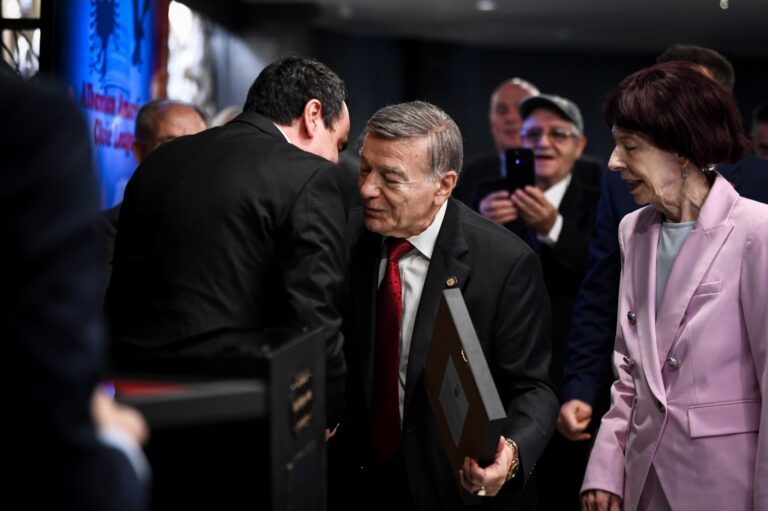 Kryeministri Kurti uron ditëlindjen ish-kongresistit amerikan me prejardhje shqiptare, Joe Dioguardi dhe bashkëshortes së tij, Shirley