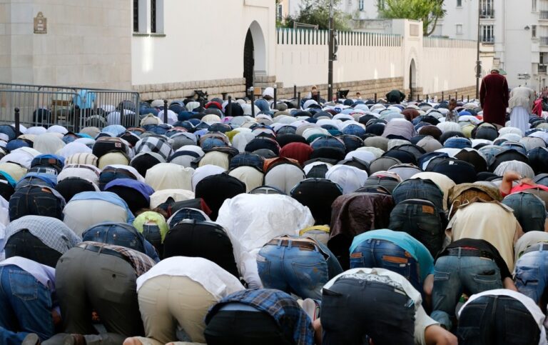 Franca shpërbën institutin islamik të lidhur me Vëllazërinë Muslimane