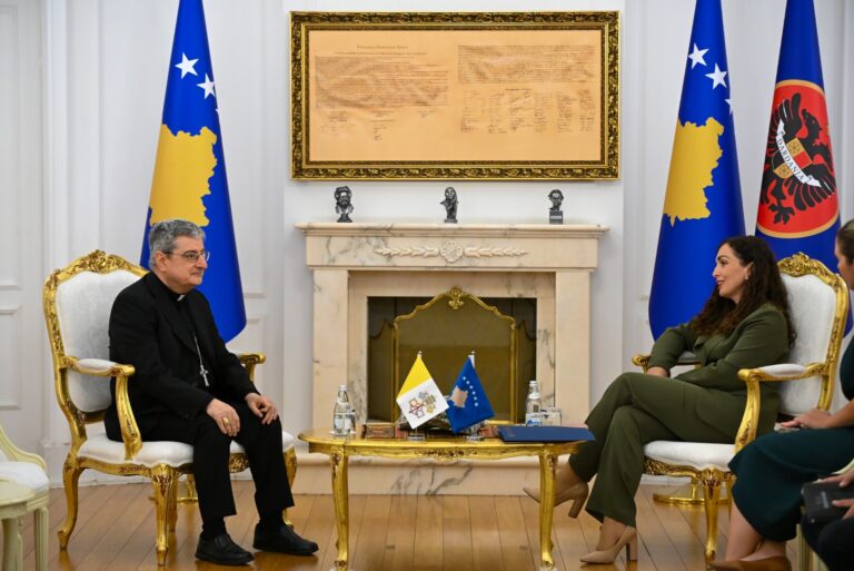Presidentja Vjosa Osmani priti në takim Nuncin Apostolik për Kosovën, Luigi Bianco