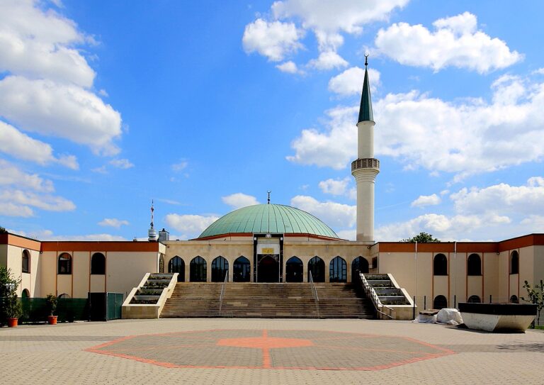 Austri: Xhamia ilegale refuzon të ndjekë ligjin. – Jobesimtarët nuk kanë të drejtë të kërkojnë diçka nga ne