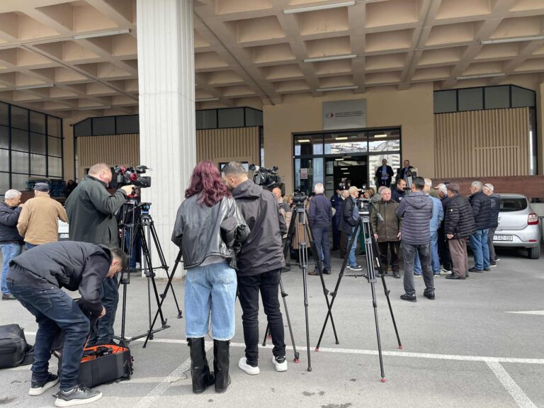 Padrejtësitë ndaj punëtorëve të Rilindjes dhe diskriminimi institucional, protestë para Agjencisë Kosovare të Privatizimit në Prishtinë