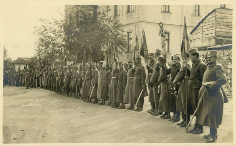 Një tog i ushtrisë serbe më 25 tetor 1922, duke u bërë homazh ushtarëve serbë që vdiqën në Kumanovë në vitin 1912