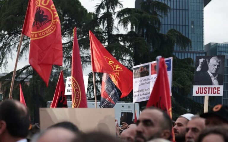 Shndritja e sheshit Gjergj Kastrioti në Tiranë prej viktimave të mashtruara dhe manipuluara prej BIA-s serbe
