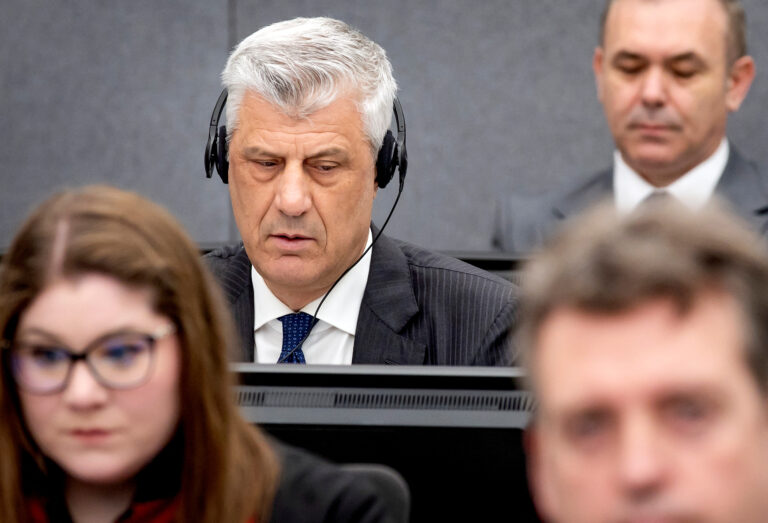 “Hashim Thaçi u trembej komandantëve?” Pse ai dhe ekipi i tij i avokatëve kanë zgjedhur këtë taktikë mbrojtjeje dhe shfajësimi?!