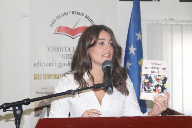 Blinera Hajdari me ese për romanin e Jusuf Buxhovit “Udhëtimi në kohë”