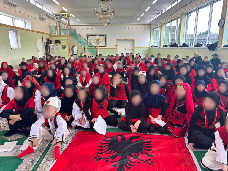 Gazeta «SonntagsZeitung»: Te vajzat shihet sa i rreptë po bëhet “Islami shqiptar”