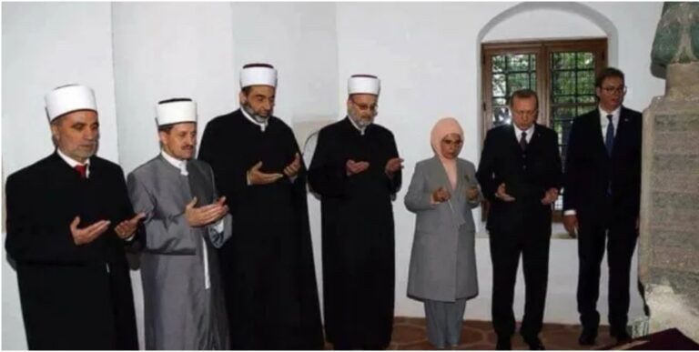Pse po varroset tradita dhe kultura shqiptare, nga klerikët islamistë?