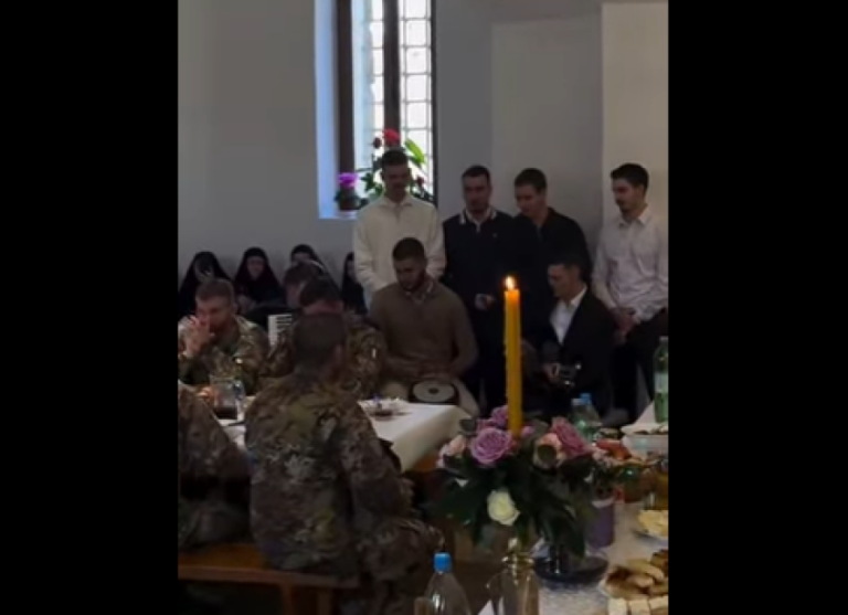 Serbët kënduan këngë “për Kosovën serbe”, në prani të KFOR-it…!