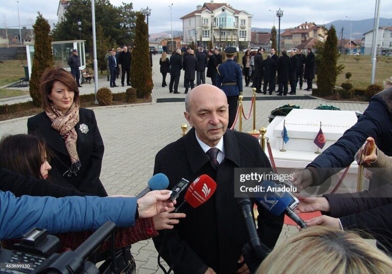 Bënit koalicion me ata që Rugovën e quanin tradhtar, si mund të jeni rugovistë, kur mustafizimin dhe kameleonizmin e tij e zbatoni praktikisht?