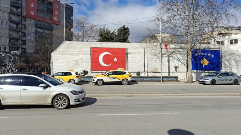 Për çfare iu duhet shqiptarëve flamuri turk në hapsinat e habitatit të tyne!