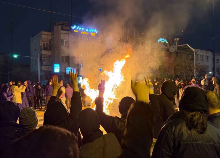 Vullnetarë shqiptarë për Iranin: ‘ekspertë’ sigurie, portale e faqe anonime
