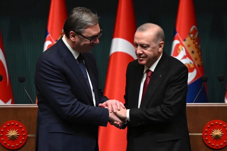 Tapeti i Kuq për Vuçiqin në Ankara – Fabrika për Beogradin, Minare për Kosovën