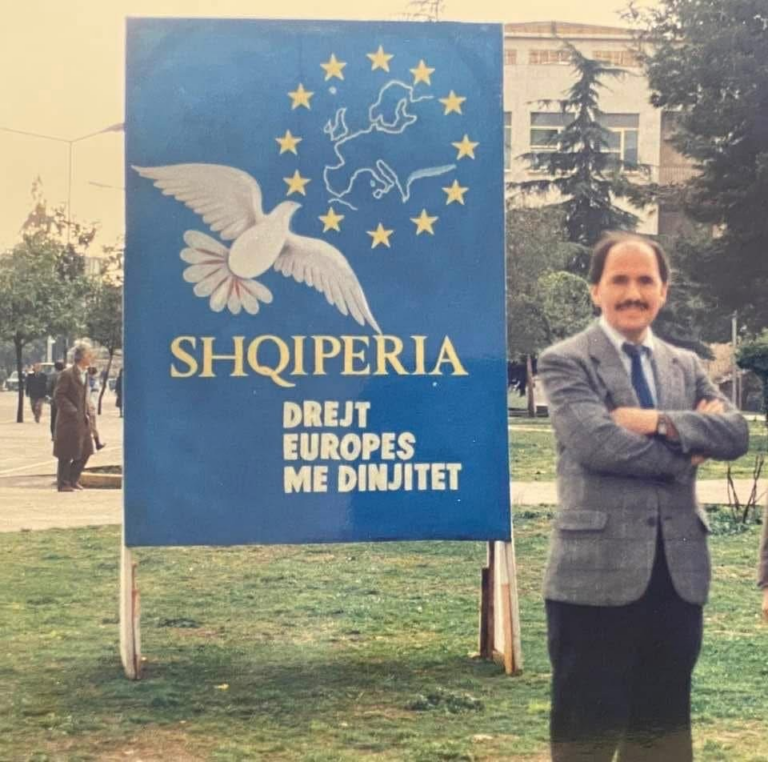 Me Dr. Elez Biberajn në Tiranë, në çastin kur u thye vetizolimi komunist, mars, 1991