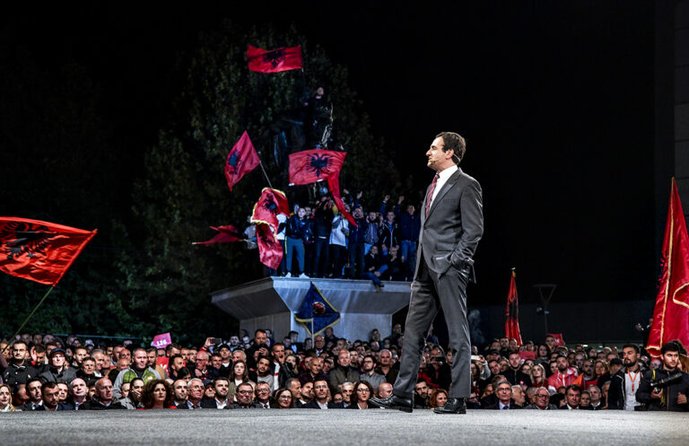 Protesta që nuk po bëhet revoltë, pse PDK–AAK nuk po e “tronditin” Kurtin?