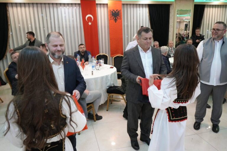 Sheshi “Adem Jashari” në Mitrovicë, sofër e madhe dhe e përhershme “ifari”!