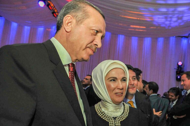 Erdogan i largon turqit prej islamit