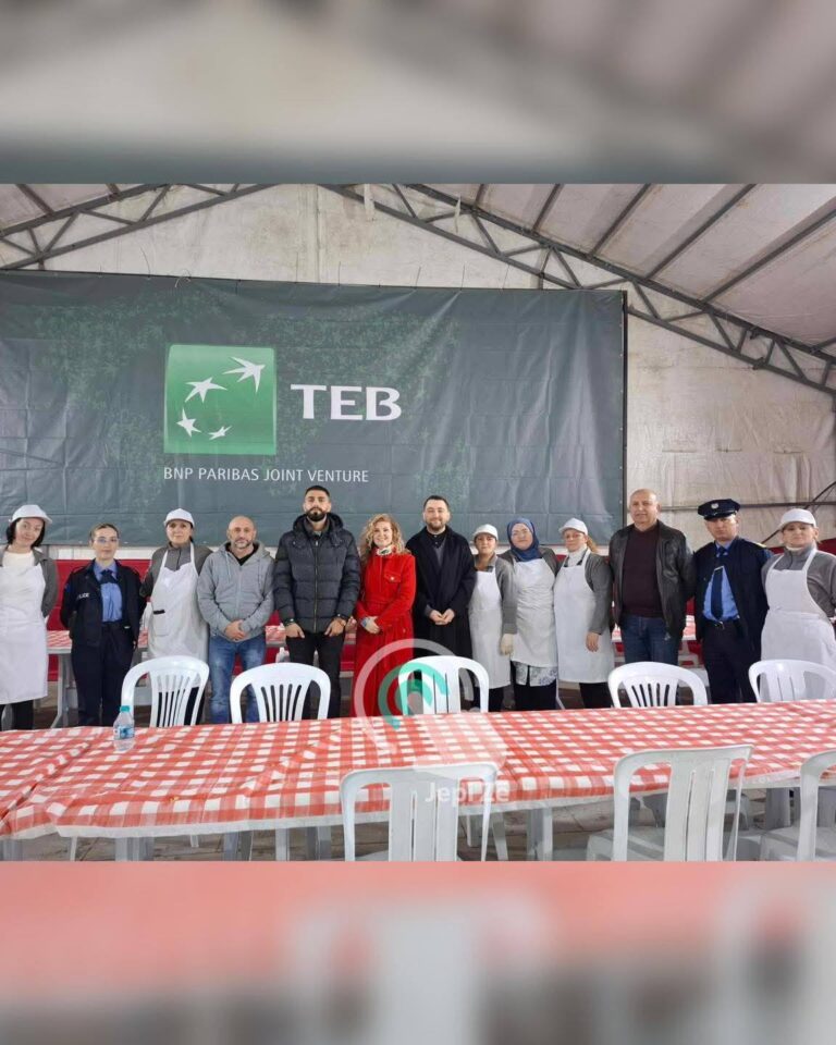Uniforma e shtetit ka gjetur një funksion të ri: jo vetëm të ruajë rendin, por edhe të “respektojë renditjen” në sofrat e tendave!