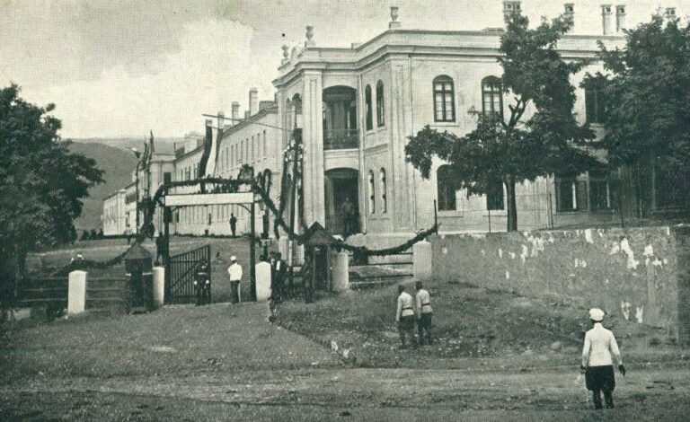 Koha kur Shala dhe Drenica u morën vesh që t’ia mësyejnë kazermës turke në Mitrovicë, që t’ua marrin armatimin për t’u mbrojtur nga serbët
